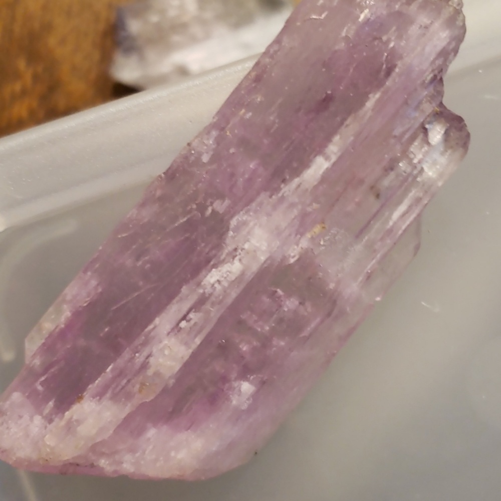 525 Carat Pink Kunzite Crystal - Picture 6 of 8